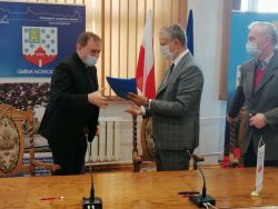 Burmistrz Robert Czapla podpisał kolejne umowy z organizacjami pozarządowymi.
